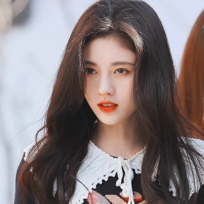 高墙、黑色与帅小伙